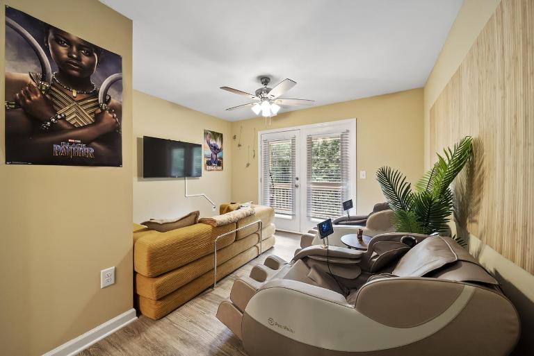 The Aloha House - Massage Chairs - 3 King Beds - Projector - B&B Athens