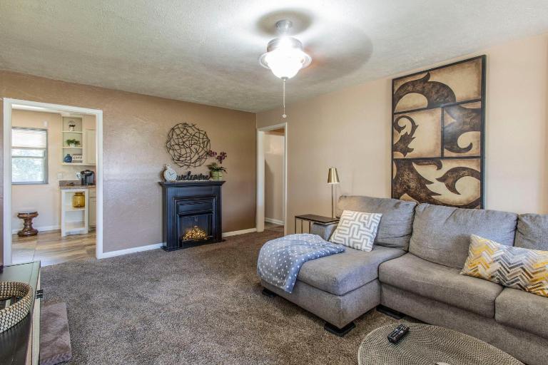 Spacious Home - Pet Friendly with Fenced Backyard - B&B Del City