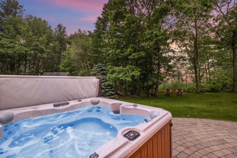 Lakes Region Retreat, Hot Tub & Fire Pit, Game Room - B&B Gilford
