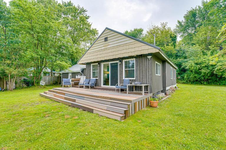 Walk to Cranberry Lake: Quaint Family Cottage - B&B Campbells Corner