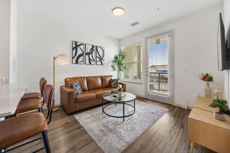 Chic 1BR Frisco Stay, King & Sofa, Pool & Gym - Chambres d'hôtes Frisco