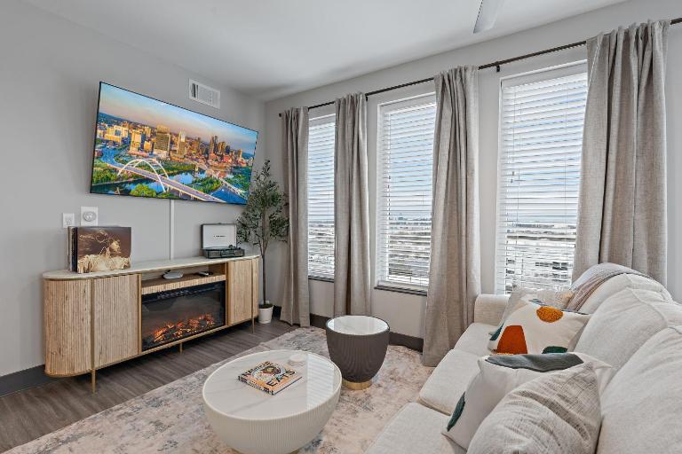 Skyline Views & PoolMins to Vanderbilt - Bed and Breakfast Nashville