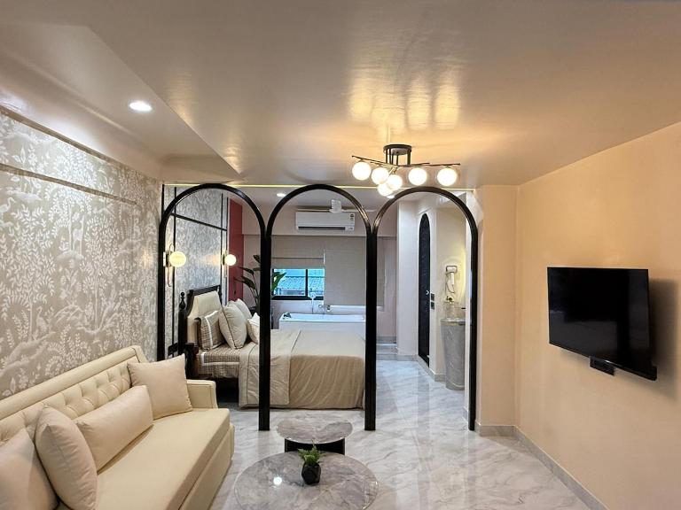 Nivara Luxury Jacuzzi Suite in Koregaon Park - B&B Pune