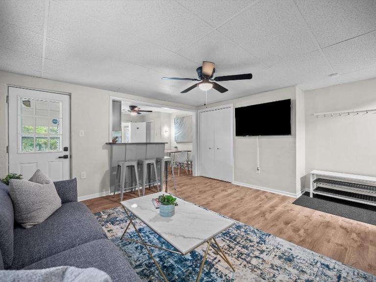 Bloomfield, Pittsburgh Bright and Spacious TWO Bedroom Apt with Free Parking - B&B Pittsburgh