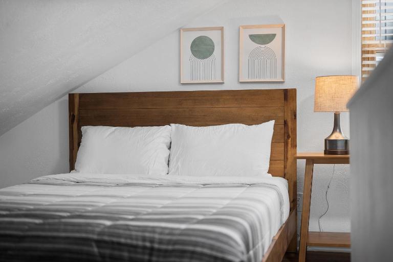 Bloomfield Pittsburgh E Stylish and Cozy Private Bedroom, Shared Bathroom, with Free Parking - B&B Pittsburgh