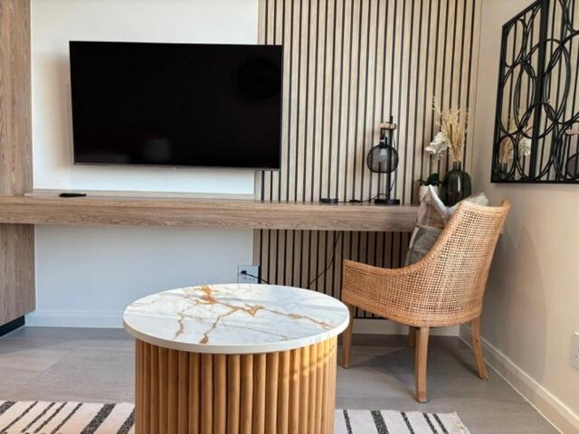 Modern Studio in Menlyn Maine - B&B Pretoria