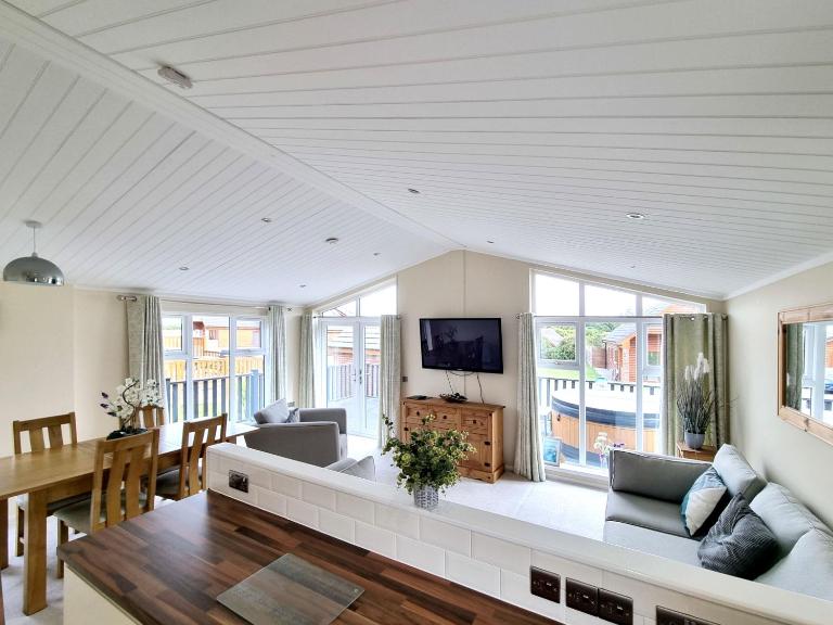 Beech 26 Hot Tub - B&B Garton