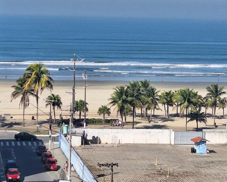 Apto 2 dorms, suíte, 82 m2, a 90 metros da praia Vila Tupy, Praia Grande-SP - Bed and Breakfast Praia Grande