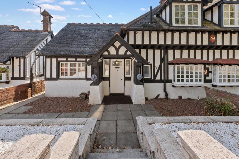 4 Bedroom Cottage in North Lanarkshire with Free Parking - Long Stays Available - Ferienwohnung Coatbridge