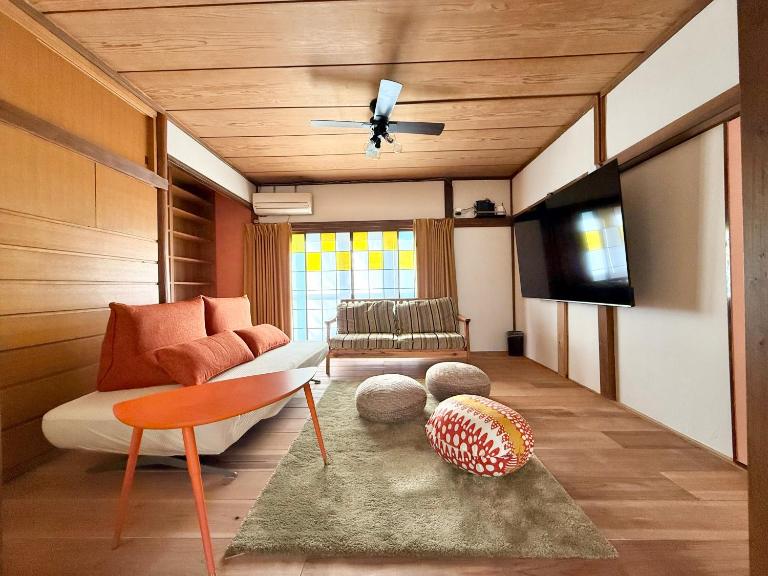 Cozy Private House, 3BR, 5Double Beds, 75inchTV, Free Parking, Tokyo Disney Land, Makuhari, Quiet, Vintage House Cortile of HIMAWARI - Bed and Breakfast Matsudo