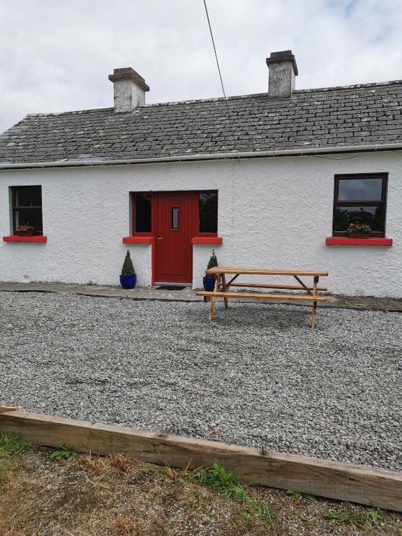 Nomads Cottage and Yurt - B&B Ballynamona
