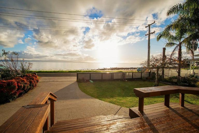 Sunsets by the Beach Waterfront Sleeps 8 - B&B Te Puru