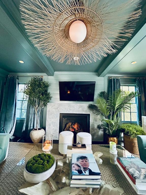 Walkable Designer Home in East Hampton Village! - B&B East Hampton