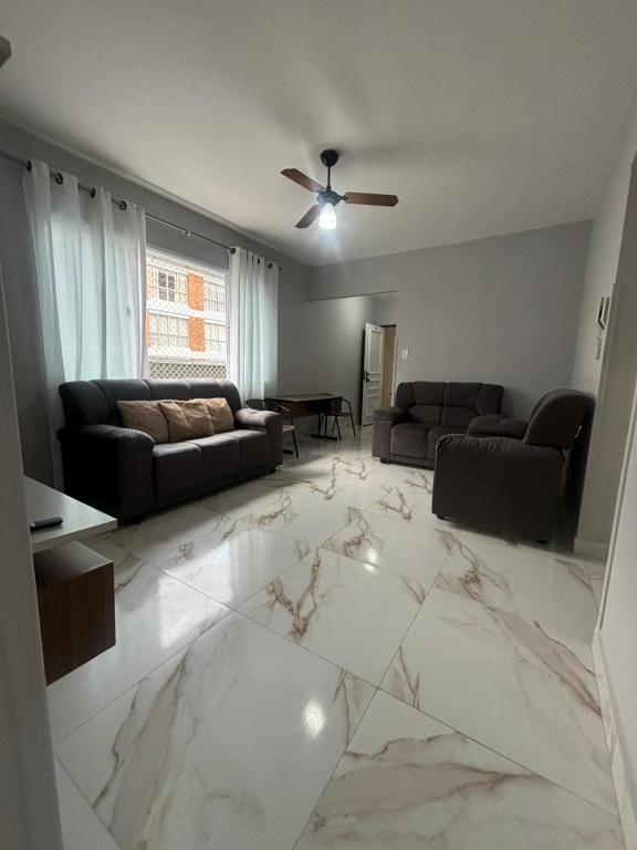 Apartamento com Estacionamento, Wi-Fi, Ar condicionado a 300 metros da Praia da Enseada no Guarujá. - Chambres d'hôtes Guarujá