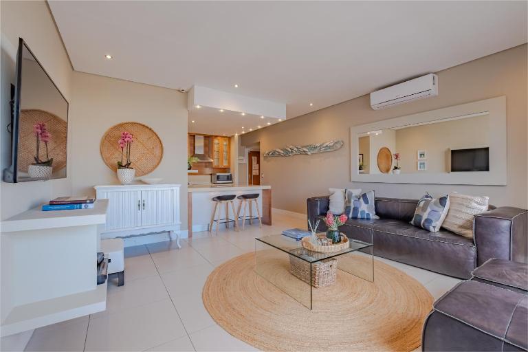Hermanus Marine Square spacious 1 bedroom- central & close to sea - Chambres d'hôtes Hermanus