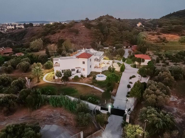 Adama Luxury Villa - Bed and Breakfast Kremastí