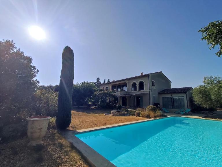 Magnifique Villa proche centre ville d'Uzès - Chambres d'hôtes Uzès