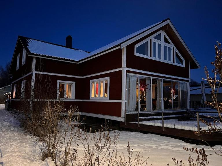 Charming modernt hus med braskamin nära Järvsö - B&B Ljusdal