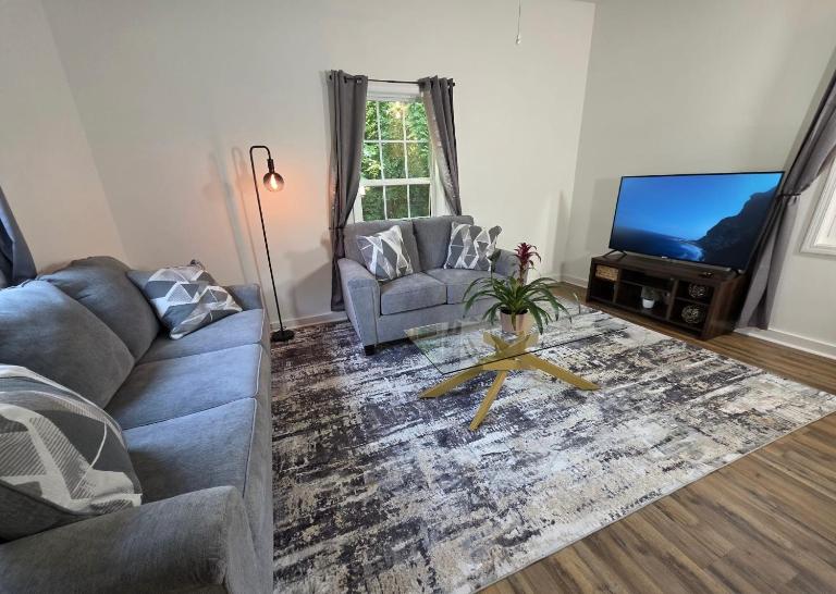 2-BR Modern Home for Families & Work - B&B Greenville