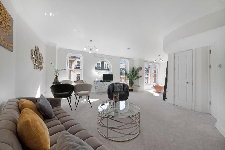 3 Bedroom Penthouse with Roof Terrace in Covent Garden - B&B London