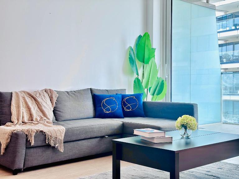 Bright 2BR Pool, Yas View & Direct Beach Access - Bed and Breakfast Abu Dhabi