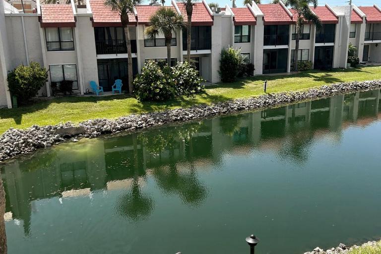 Island Oasis Retreat - 1 Minute Walk to the Beach - B&B Bradenton Beach