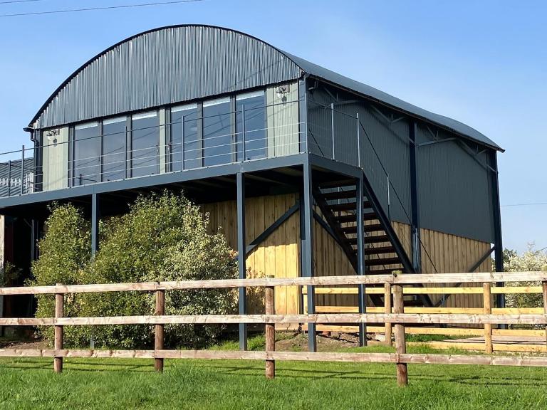 Stunning Contemporary Dutch Barn Conversion - Bed and Breakfast Whixall