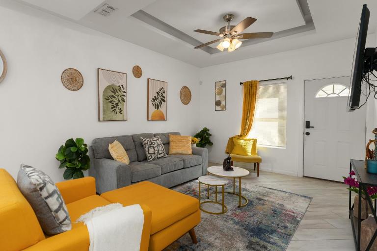 The Edinburg Oasis Modern 2BD -2BA - B&B Edinburg