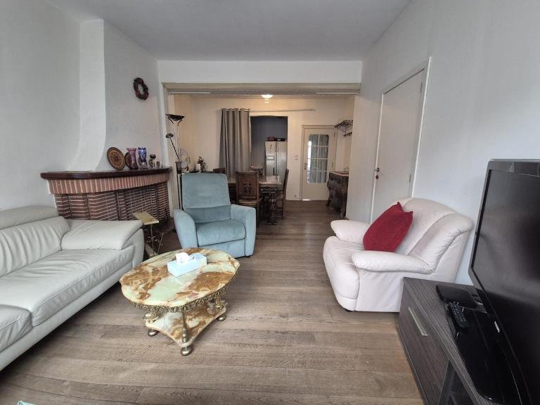 Large 1st floor apartment, Schaerbeek, Brussels - B&B Bruxelles