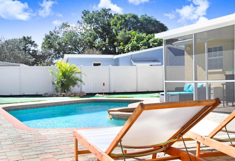8 min Drive to the Beach! Golf & Pool Home - Bed and Breakfast St. Petersburg