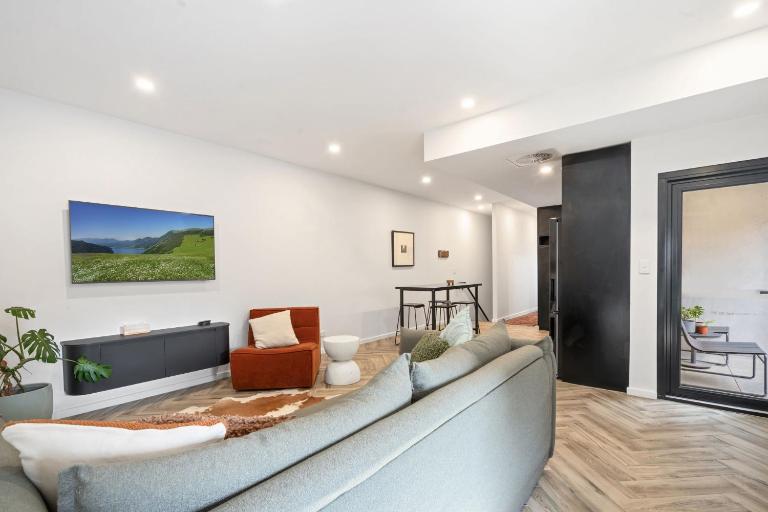 Bright Kingston Stay with Balcony Access - Ferienwohnung Kingston