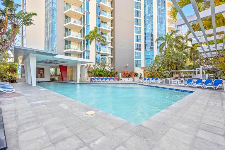 Bright 2-Bed Near Beach with Pool & Sauna - B&B Gold Coast