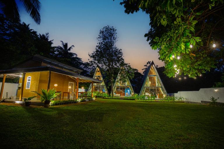 Greenpeak Serene Luxury Cabanas - Bed and Breakfast Hikkaduwa