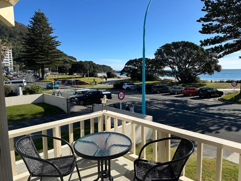 Classic Kiwi Beachfront Bach - B&B Mount Maunganui