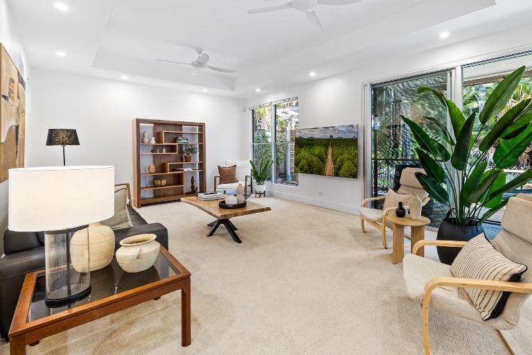 Spacious 3-Bed Home with Patio Near Beach - B&B Alexandra Headland