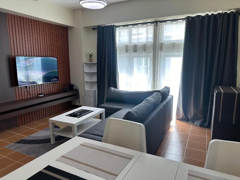 2BR Condo in Makati- Good for 6! - B&B Manila