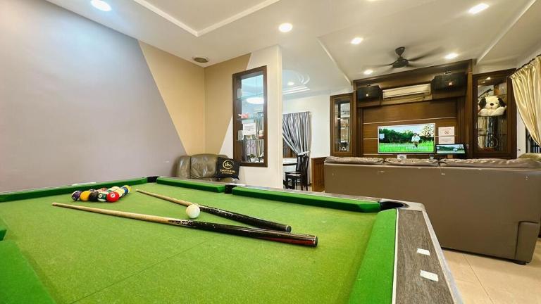 A09 Dedap Johor Jaya Karaoke Family House - Chambres d'hôtes Johor Bahru