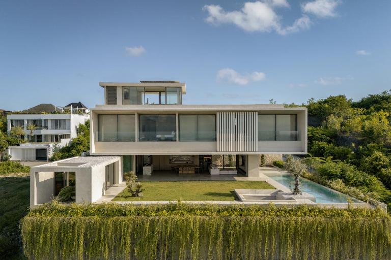 Rumah Ardjuno - 3BR Quiet Luxury Hillside Retreat with Ocean & Mountain View - Ferienwohnung Jimbaran