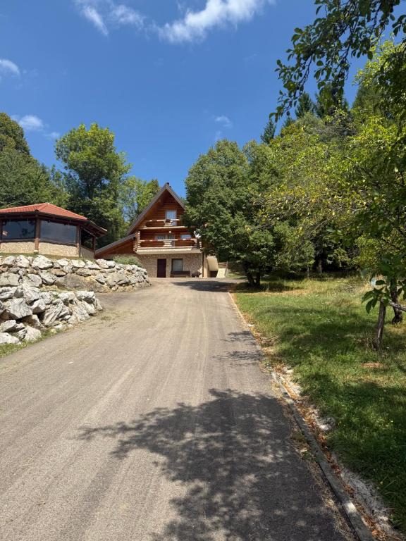 Wolf House - Bed and Breakfast Korenica