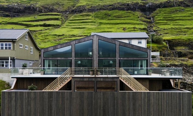 Hotel Vík - 3 BR Wellness Townhouses with Sauna, Jacuzzi & Panoramic Views - B&B Haldórsvík