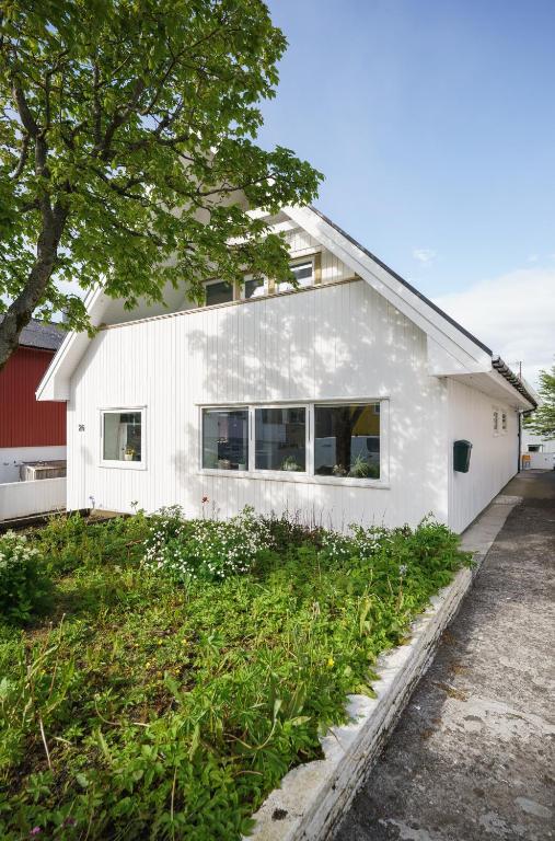 Central 2BR Apt with Garden View - B&B Tórshavn