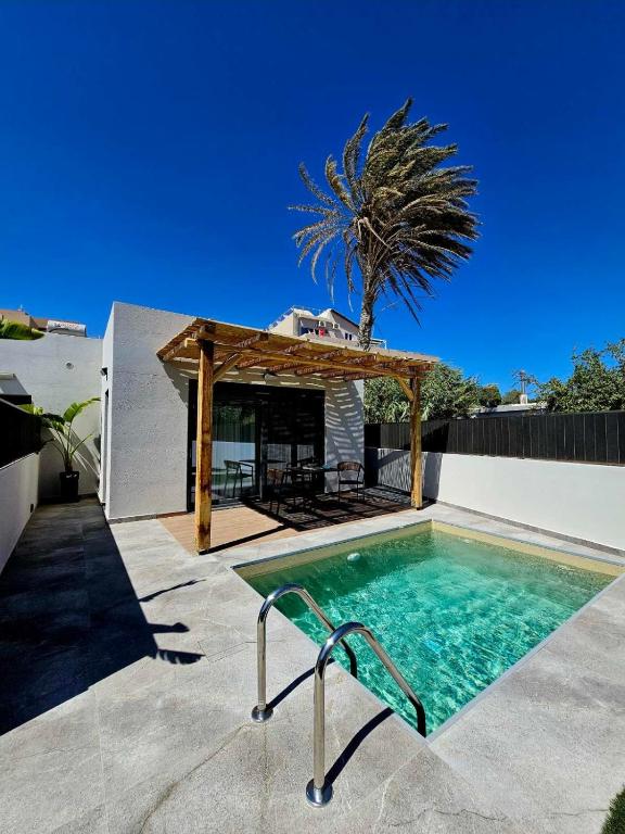 Tropical Suites With Private Plunge Pools - Chambres d'hôtes Gázi