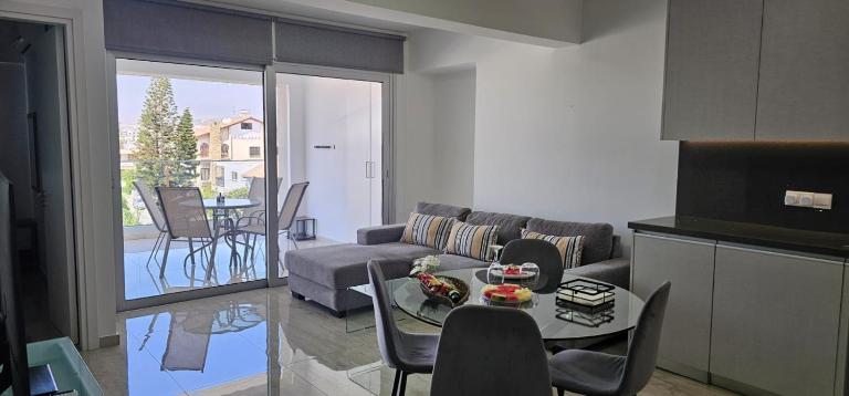 AURA Apt Modern 1BR in Central Limassol and Free Parking - B&B Limassol