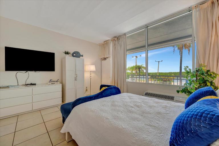 Watch the dolphins Large balcony Suite and heated pool - B&B Ruskin