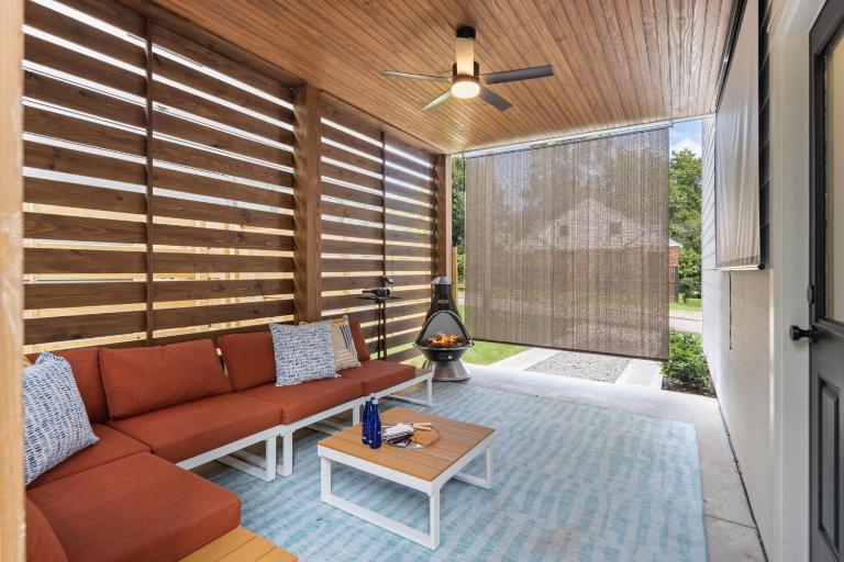 Game Night House, Projector Patio & Backyard Fun - B&B Raleigh