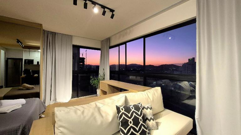DISFRUTA |165| Hermoso Estudio | Cerca del Centro de Eventos - B&B Camboriú