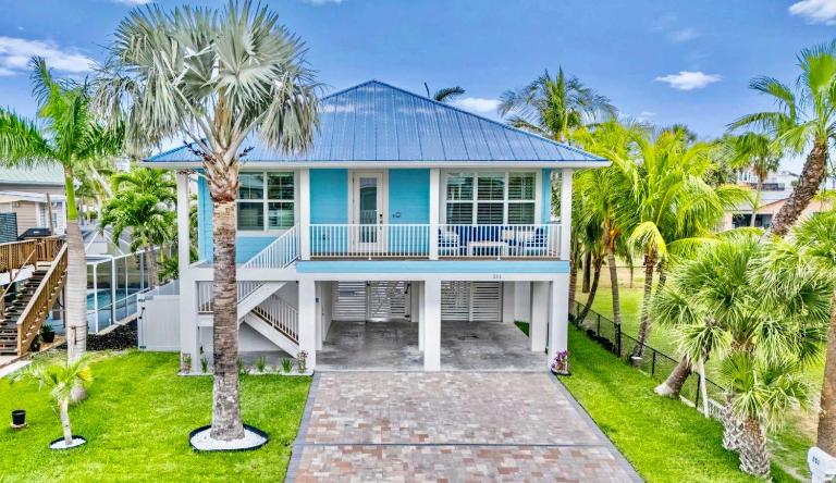 Beach Bound - 2025 Luxury Build - Walk to Beach & Town - Bed and Breakfast Fort Myers Beach