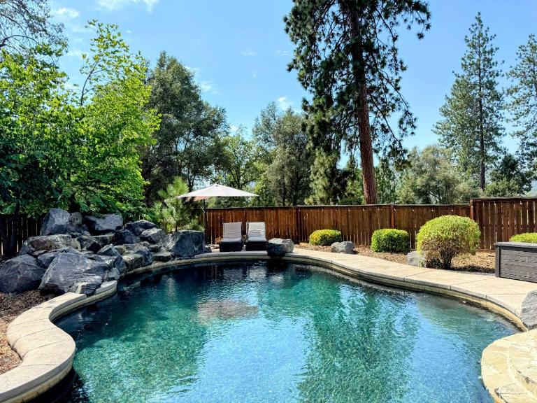 Log Cabin w/ pool, spa, game room, sleeps 20 - Bed and Breakfast Coarsegold