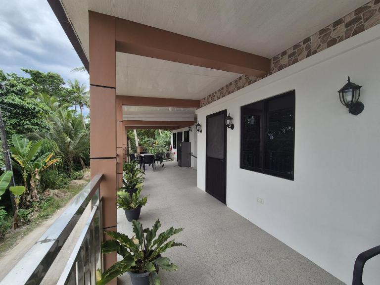 Eagles Nest Beach Resort Room 2 - Bed and Breakfast Samal