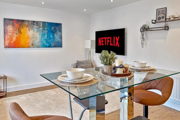 MODERN & SPACIOUS AIRPORT APARTMENT, Free Parking, Juliet Balcony and Super King Bed - Ferienwohnung Luton